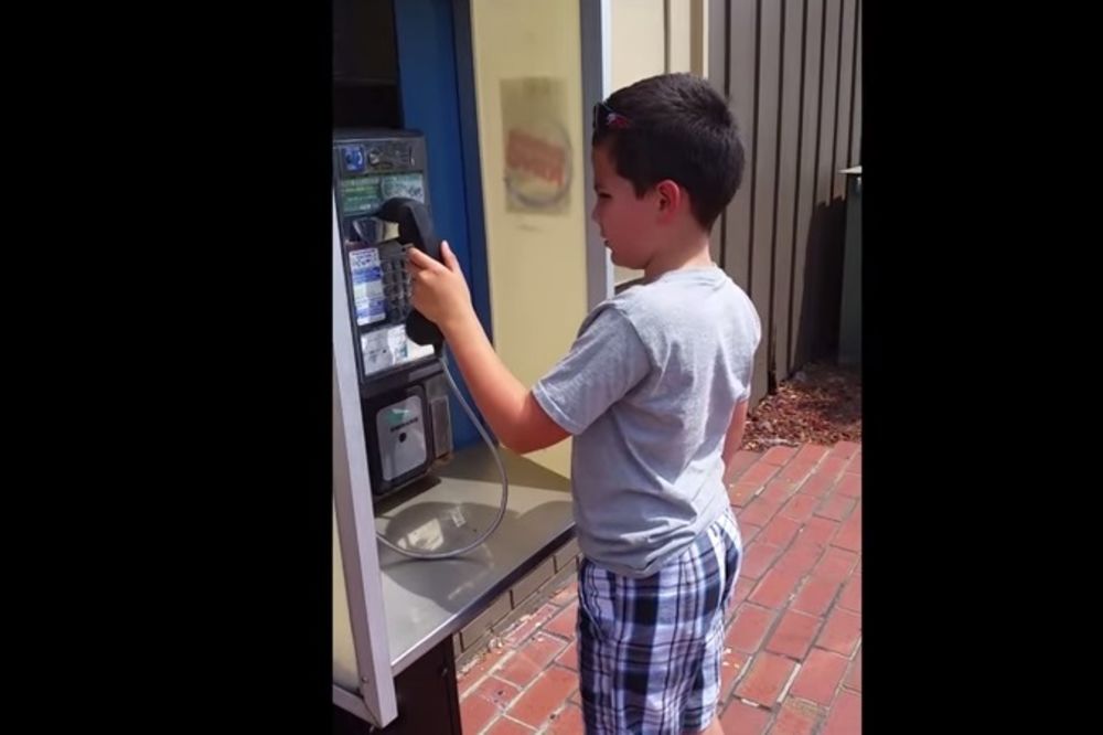 (VIDEO) ČEMU OVO SLUŽI: Pogedajte reakciju dečaka kada je ugledao telefonsku govornicu