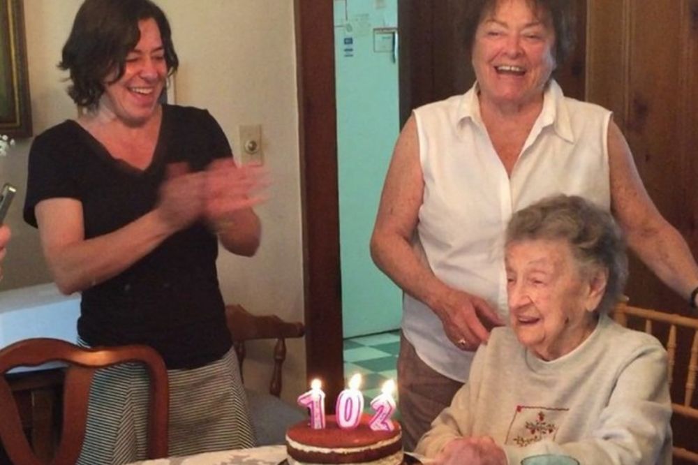 (VIDEO) URNEBESNO Bakica (102) gasila svećice na torti, ali se desilo nešto nepredviđeno
