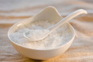 NOVO ISTRAŽIVANJE POTVRĐUJE: Nekontrolisano soljenje hrane povećava rizik do kardiovaskularnih oboljenja za 20 %