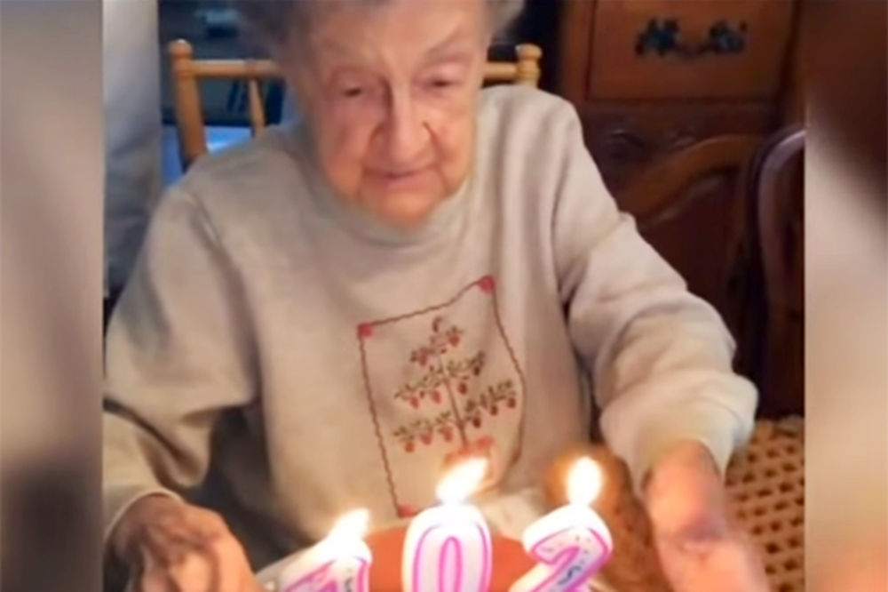 (VIDEO) SREĆAN 102. ROĐENDAN: Evo šta se desi kad sa toliko godina prejako duneš u tortu!