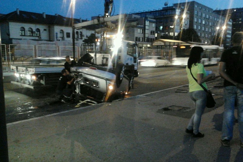 (FOTO) HAOS KOD SAJMA: Automobilom probio zaštitnu ogradu, udario u bus pa završio na krovu!