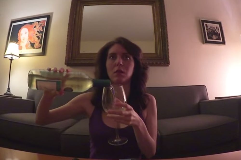 (VIDEO) DA LI SE PREPOZNAJETE: Evo kako piju muškarci, a kako žene kada su sami