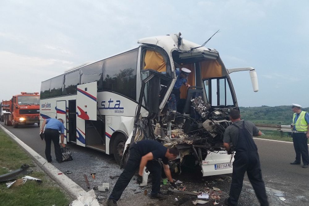 STRAVA NA AUTOPUTU: Sudarili se kamion i autobus, više povređenih putnika!