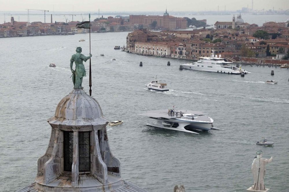 BOSANAC IZAZVAO FILMSKU POTERU: Ukrao trajekt u Veneciji, plovio po kanalima i zakucao se u groblje