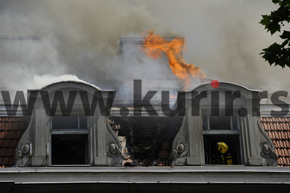 (FOTO) POŽAR U KOSOVSKOJ: Posle skoro 5 sati još se dimi iz urušenog krova