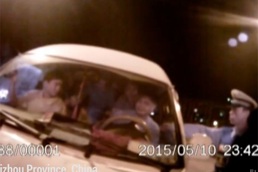 (VIDEO) KAKO JE OVO MOGUĆE: Policajci otvorili vrata kombija i nisu mogli da veruju!