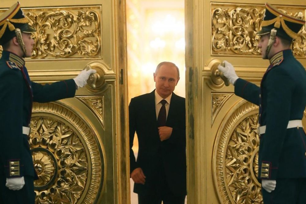 (VIDEO) PRETE MU SMRĆU ZBOG PUTINA: Austrijanac na Jutjubu objavio kako ruski predsednik mljacka!