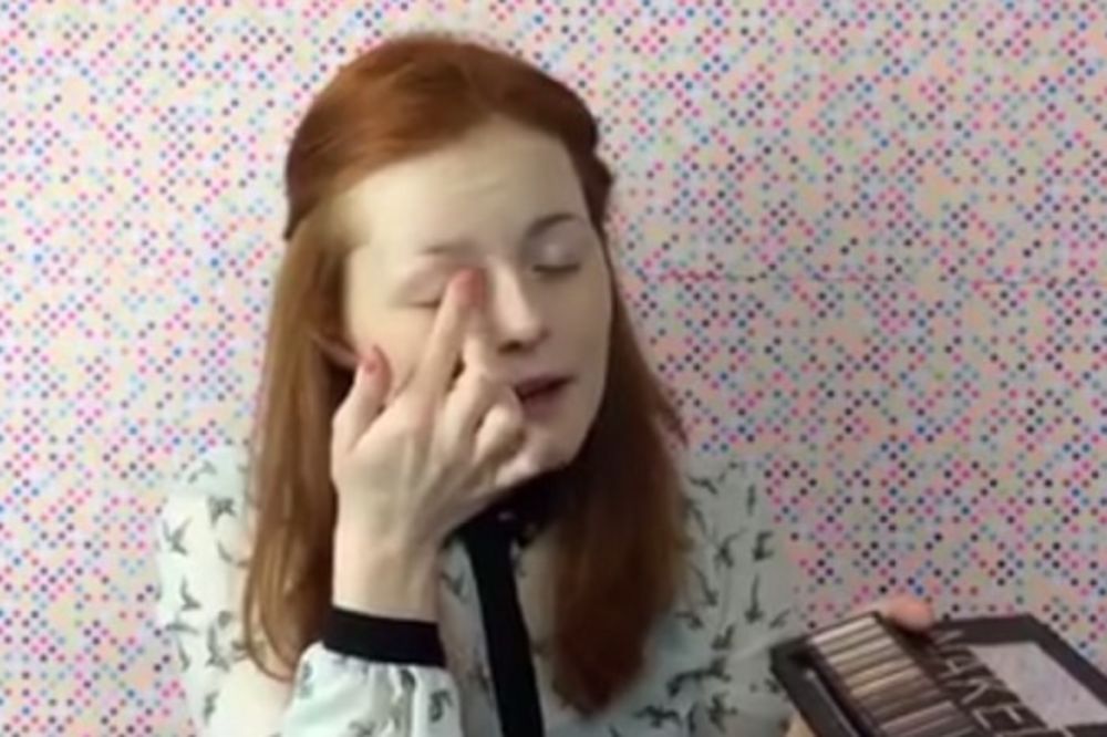 VIDEO TINEJDŽERKA JUTJUB SENZACIJA: Izgubila sam vid, ali sam naučila kako da se našminkam sama