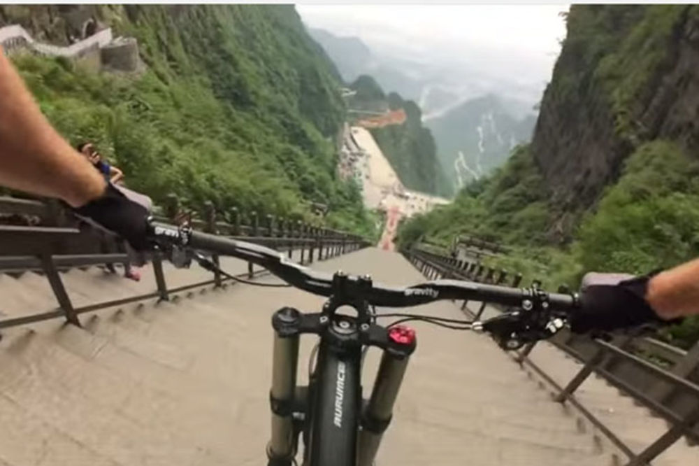 (VIDEO) OVO MORATE VIDETI: Spustio se biciklom niz 999 stepenika!