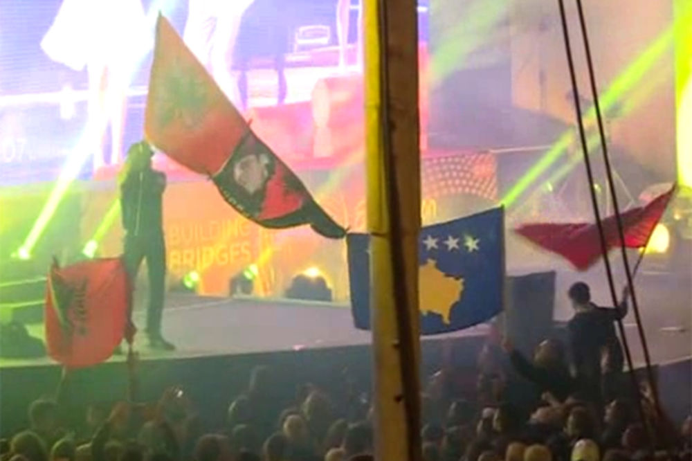 (VIDEO) SKANDAL NA BOJANINOM NASTUPU: Albanac skočio sa zastavom Albanije, obezbeđenje reagovalo!
