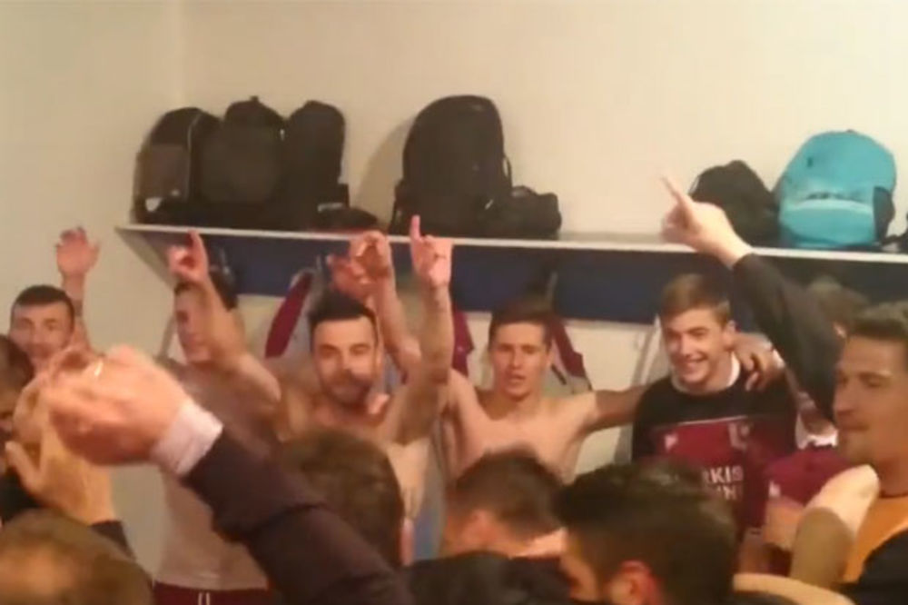 (VIDEO) PLAVO OKO PLAKALO JE: Fudbaleri Sarajeva proslavili pobedu uz Kebinu pesmu