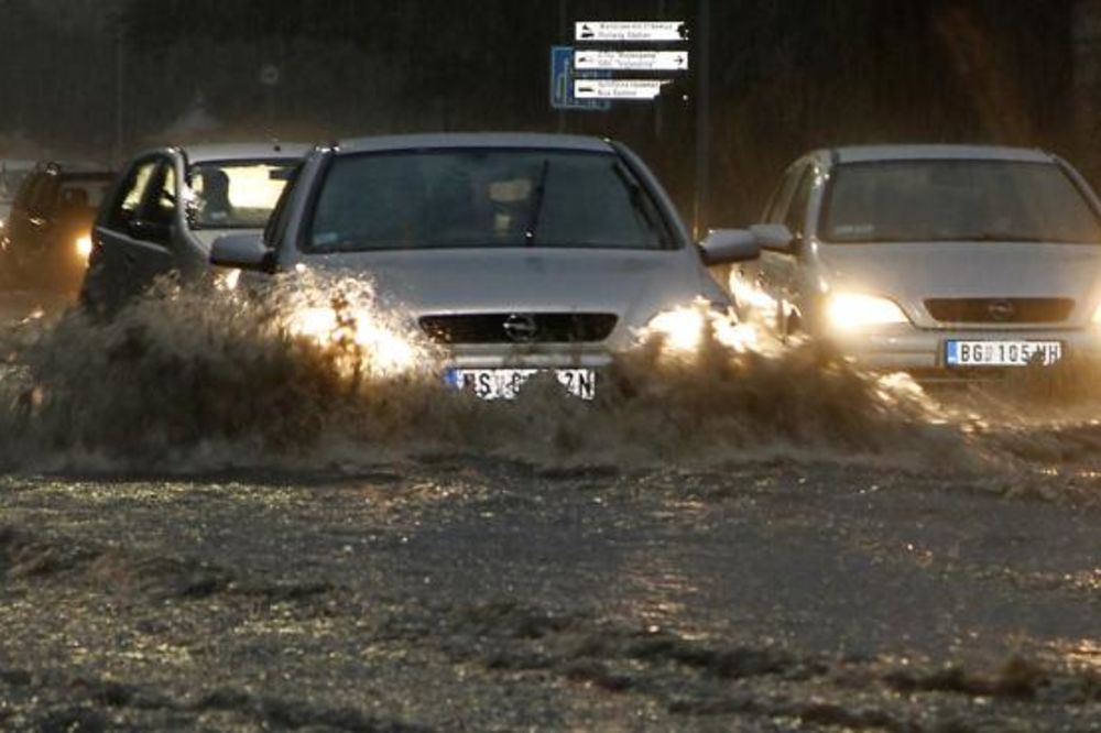 VODA NAPADA NOVI SAD: Pola grada poplavljeno, bujice teku ulicama!