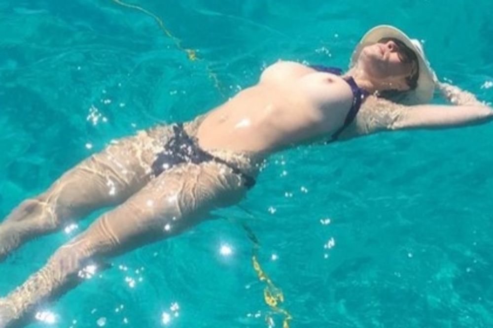 (FOTO +18) POKAZALA BRADAVICE: Voditeljka se sunča golih grudi u bazenu