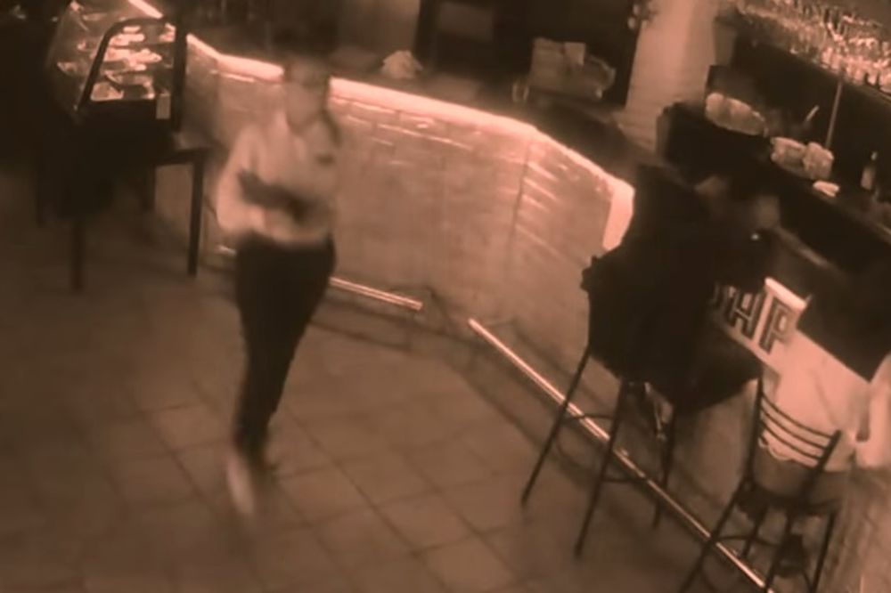 (VIDEO) U OVAJ RESTORAN VIŠE NEĆE DOĆI: Pokušao da uhvati konobaricu za zadnjicu, ona ga prebila!