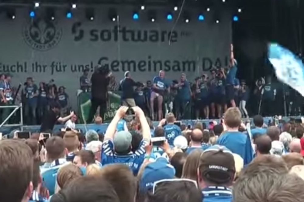 (VIDEO): STRIPTIZ ZA BUNDESLIGU: Potpredsednik Darmštata skinuo se pred 20.000 navijača