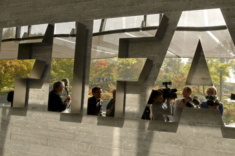 (VIDEO) MUNJEVITA AKCIJA: Švajcarska policija u saradnji sa FBI uhapsila nekoliko čelnika FIFA-e!