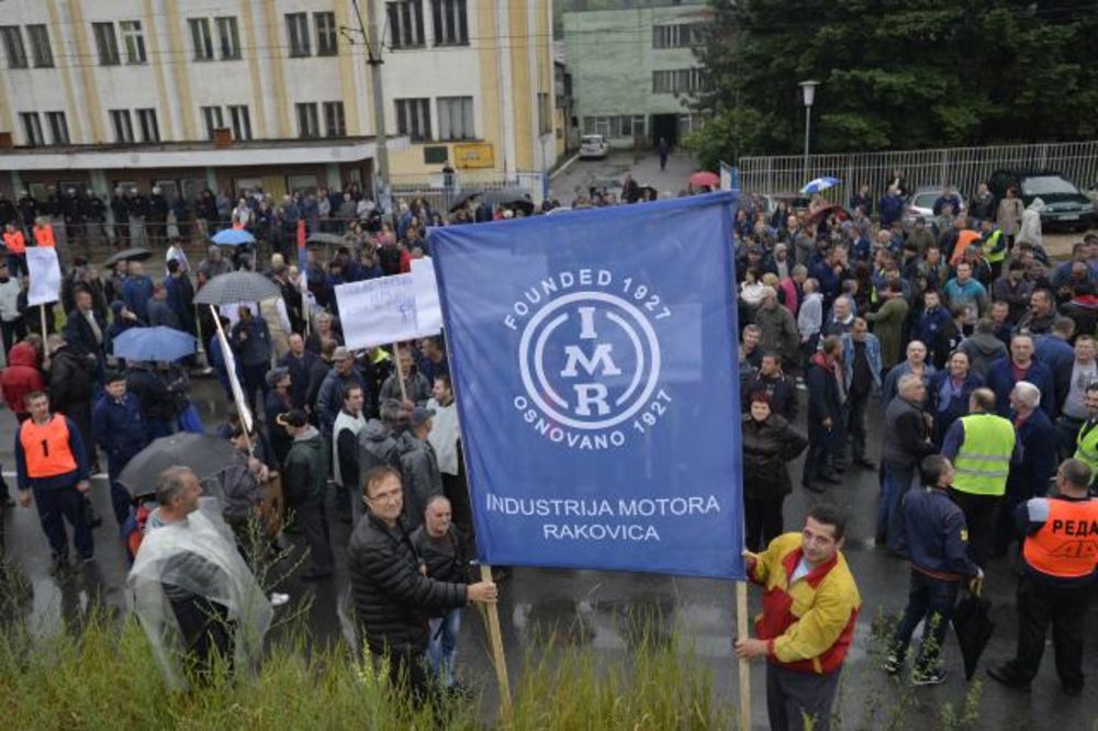 NOVI PROTEST U RAKOVICI: Radnici IMR traktorima blokirali tramvajske šine