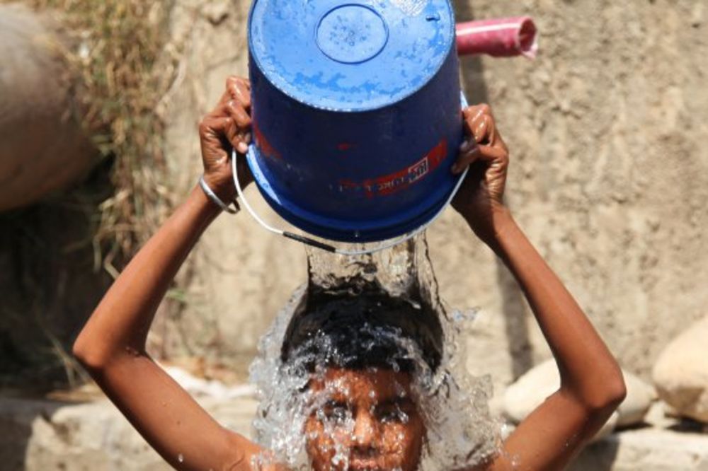 (VIDEO) U INDIJI KAO U RERNI: Vrućine ubile više od 1.400 ljudi