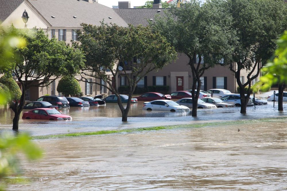 (VIDEO) POPLAVE U HJUSTONU VAN KONTROLE: 21 poginuo, 11 nestalo u nevremenu u Teksasu