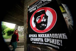 NS JE OVAKO OSVANUO: Grad oblepljen plakatima Draža Mihailović sramota Srbije