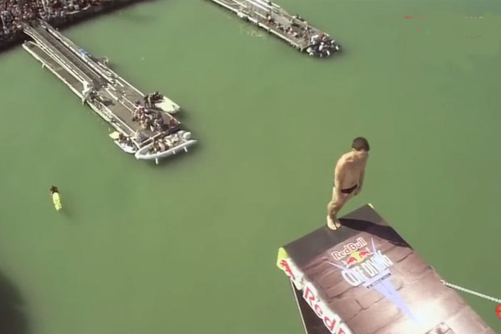 (VIDEO) JEZIVO: Udario glavom u platformu pri skoku sa 27,5 metara