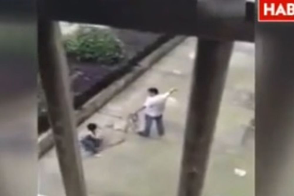 (UZNEMIRUJUĆI VIDEO) Otac brutalno zlostavljao sina (10): Tukao ga i vukao kao psa!