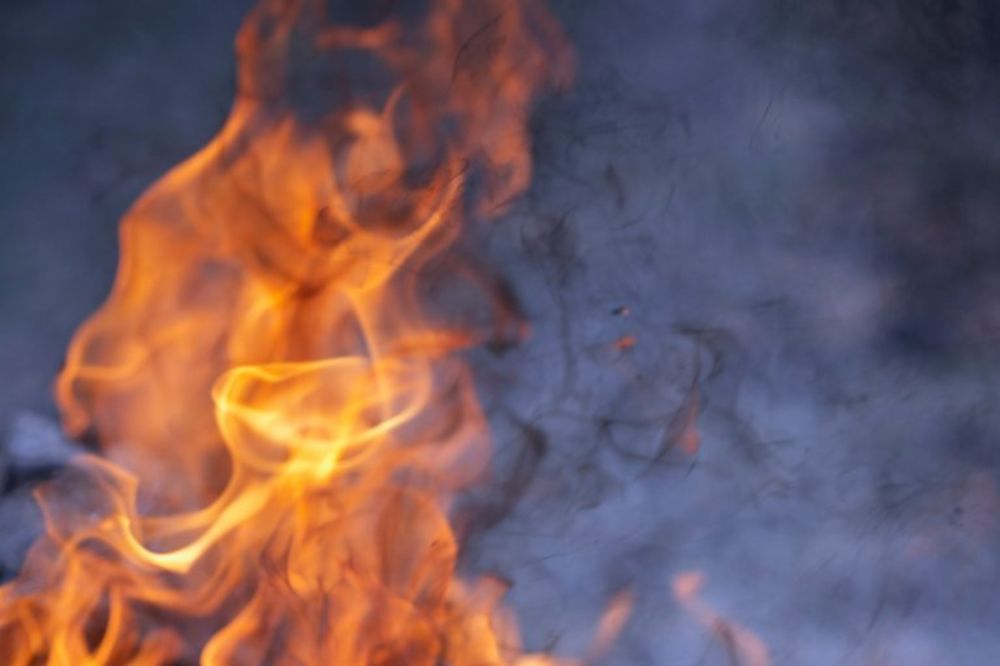 POŽAR NA VOŽDOVCU: Zapalio se stan, čovek se nagutao dima!