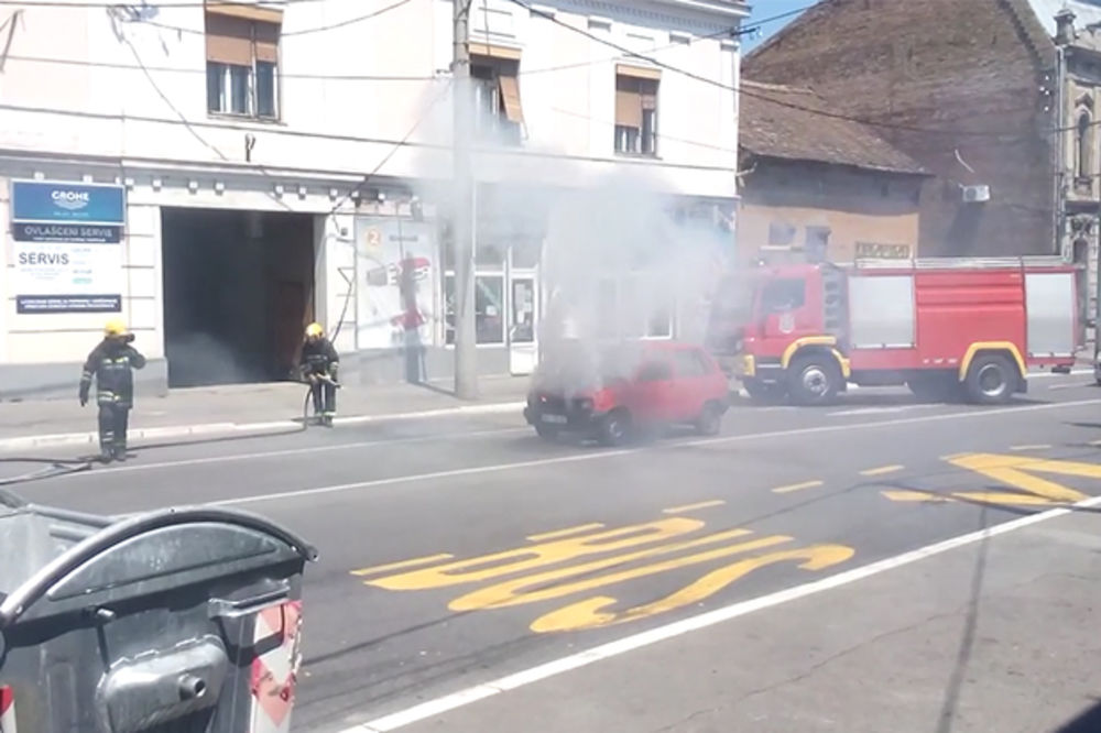 VIDEO POŽAR U ZEMUNU: Izgoreo suzuki u Ivićevoj ulici