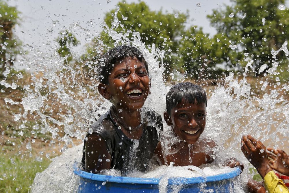 (VIDEO) 48 STEPENI CELZIJUSA: 2.330 ljudi umrlo u talasu vrućine u Indiji