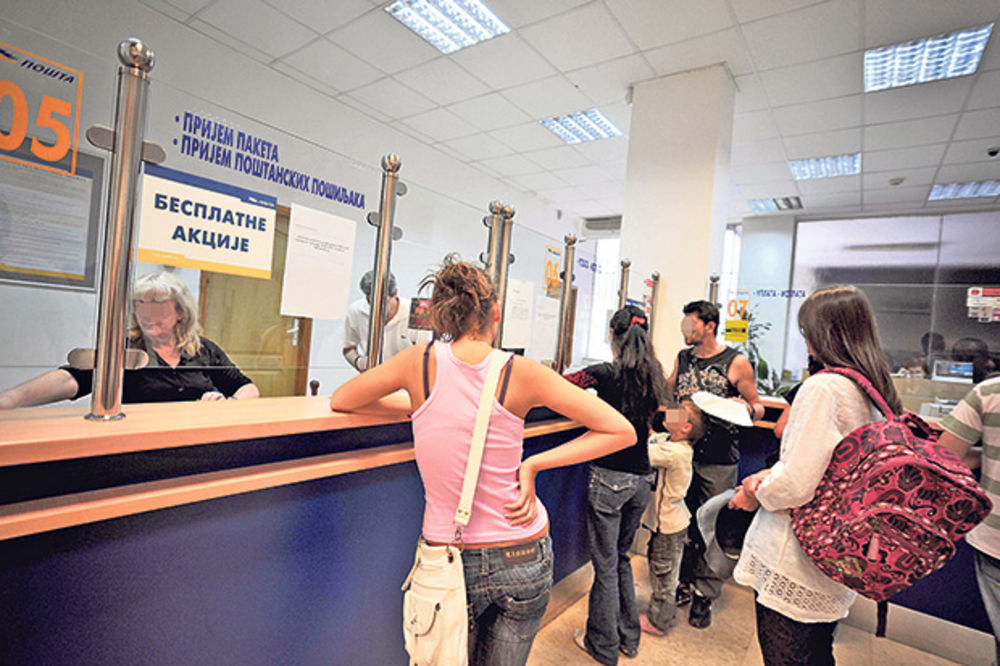 NISU PREPOZNALE MINISTRA: Radnice pošte nisu htele da isplate novac Vujoviću bez lične karte