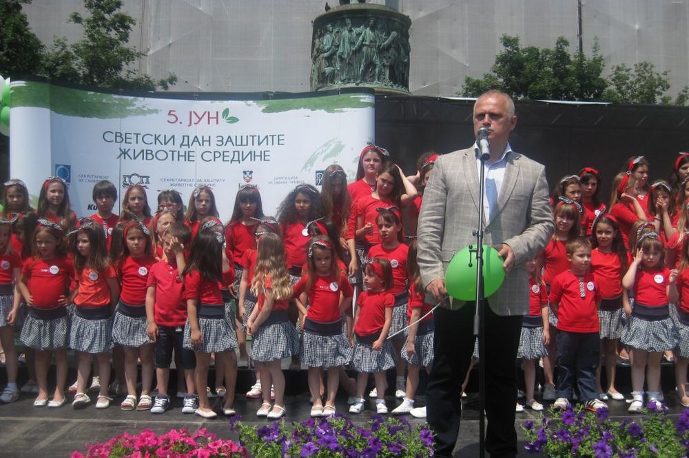 SLAVLJE NA TRGU REPUBLIKE: Goran Vesić sa dečicom skrenuo pažnju na očuvanje životne sredine