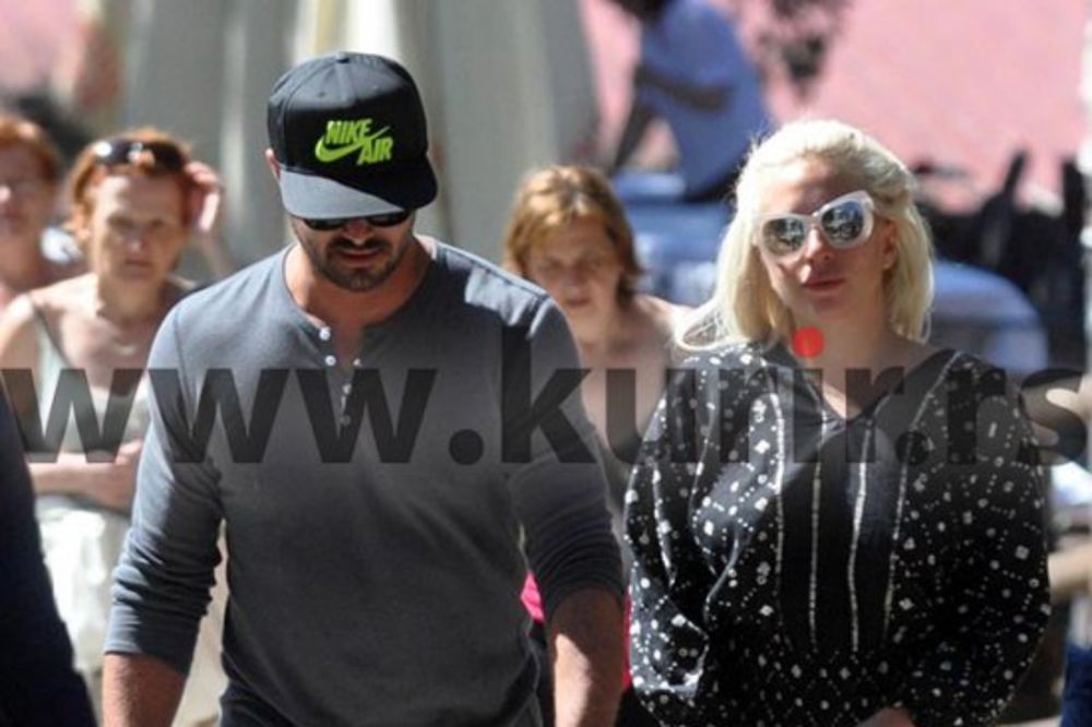(FOTO) PLANINSKI VAZDUH ČINI ČUDA: Ledi Gaga jutros u devet šetala Zlatiborom sa verenikom!