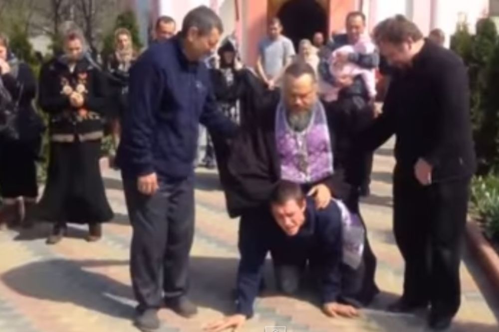 (VIDEO) ĐAVOLJI POP: Jahao i gazio vernika ispred crkve da mu istera demone
