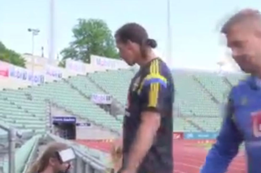 (VIDEO) OVAKAV SUVENIR NIJE OČEKIVAO: Pogledajte kako je Ibrahimović častio kamermana