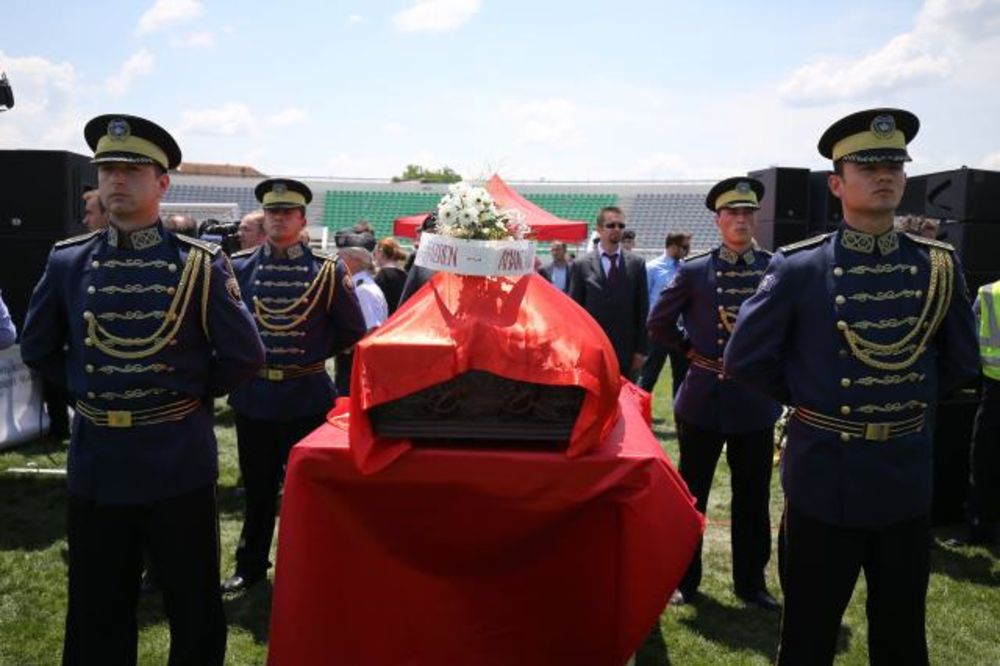 VELIKOALBANSKA PREDSTAVA: Ponovo sahranjen Isa Boljetin!