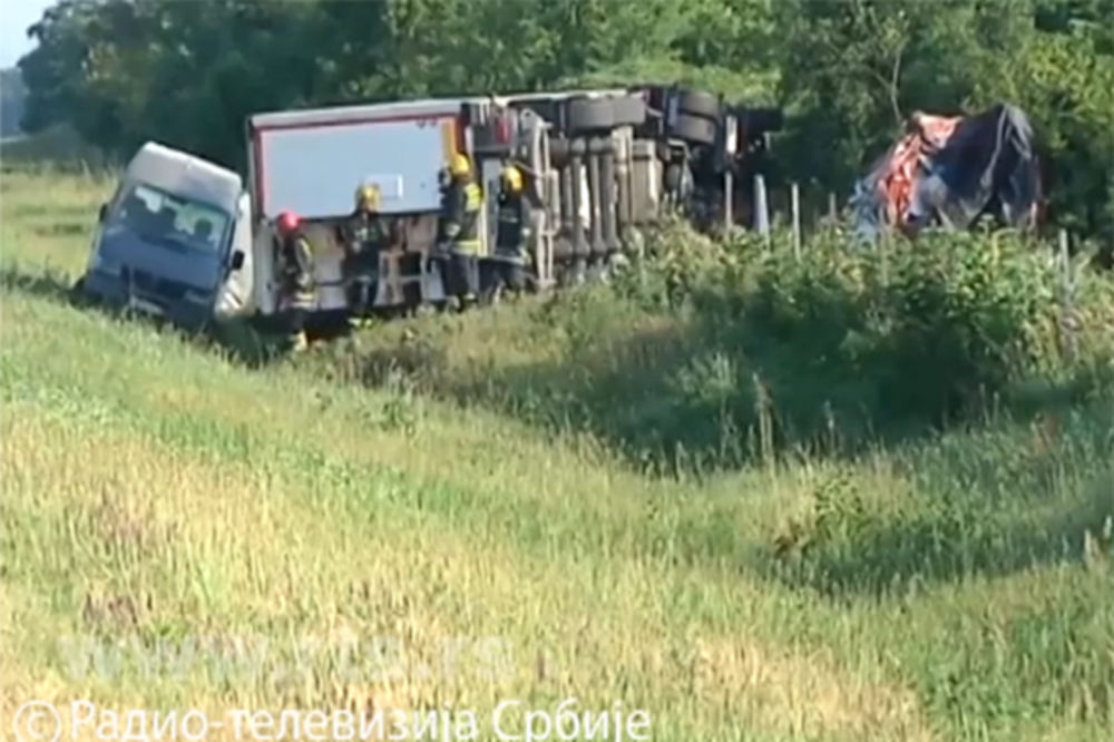 FOTO STRAVIČNA NESREĆA KOD NIŠA: Turski kamion pun lubenica zbrisao 2 kombija, 4 mrtva