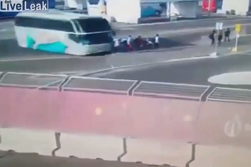 OPREZ! UZNEMIRUJUĆI VIDEO: Snimak stravične nesreće u kojoj je autobus pregazio tri plivačice!