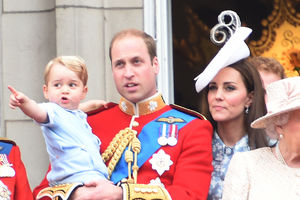 (FOTO I VIDEO) ELIZABETA DRUGA PROSLAVILA ROĐENDAN: Mali princ Džordž zvezda kraljičine parade!
