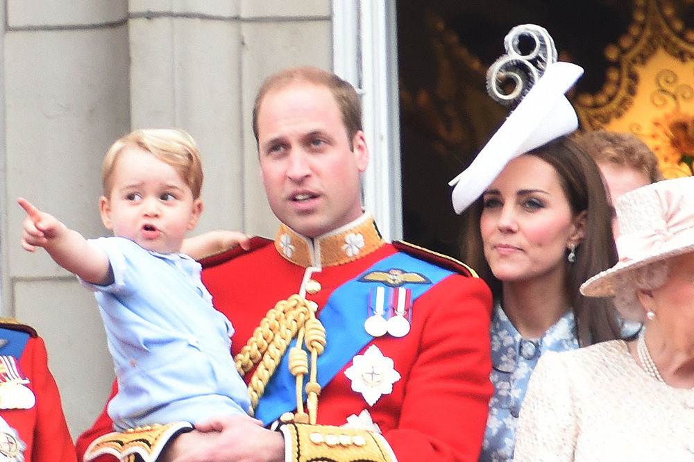 (FOTO I VIDEO) ELIZABETA DRUGA PROSLAVILA ROĐENDAN: Mali princ Džordž zvezda kraljičine parade!
