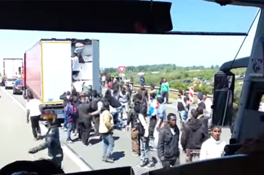 VIDEO INVAZIJA U KALEU: Pogledajte juriš Sirijaca na slovenački kamion kako bi se domogli Britanije