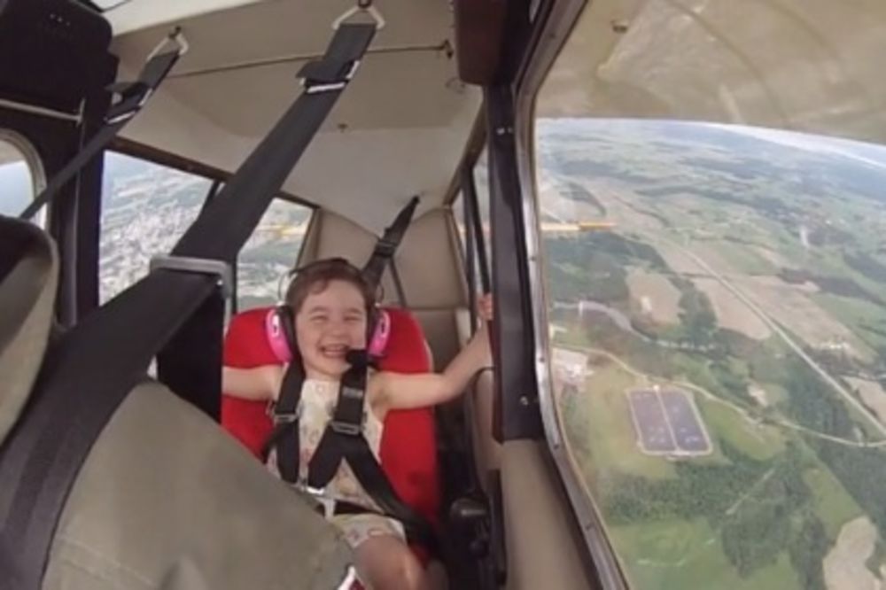 (VIDEO) ZARAZIĆE VAS SMEHOM: Pogledajte koliko je devojčica oduševljena akrobacijama u avionu!