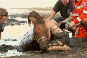 (VIDEO) Konj upao u živo blato, ono što je uradila vlasnica će vas zapanjiti