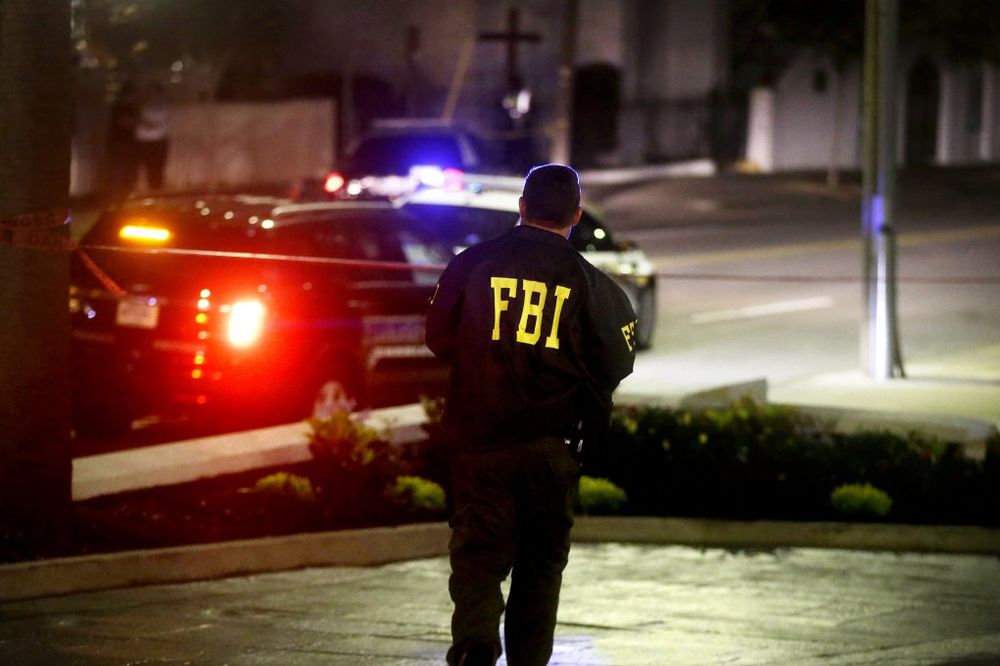 PUCALI U TINEJDŽERE ISPRED KLUBA NA FLORIDI Dve osobe poginule, 16 povređeno! Jedan napadač priveden