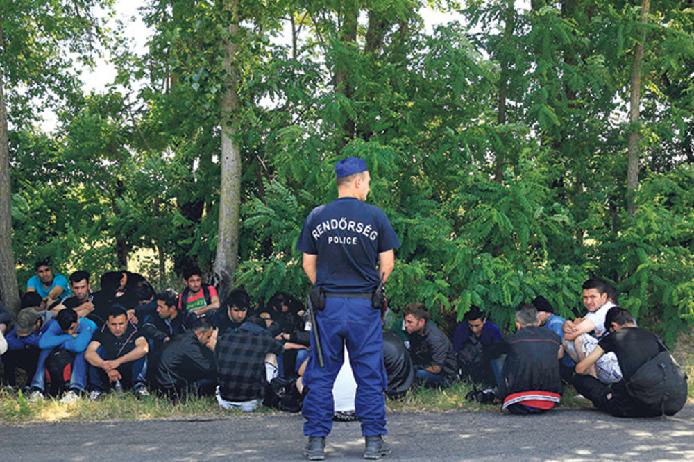 MAĐARI POSLALI JAKE SNAGE POLICIJE: Suzavcem ugušena pobuna u kampu za migranate!