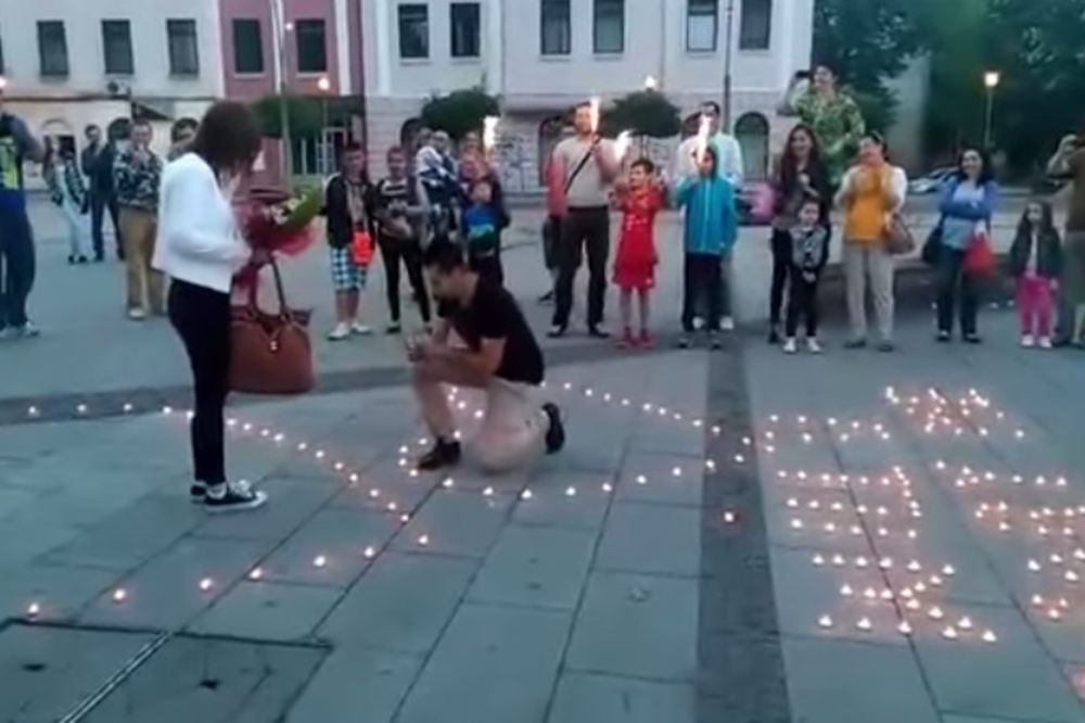 (VIDEO) ROMANTIKA U TUZLI: Dečko zaprosio devojku na Trgu slobode, a ona odgovorila...