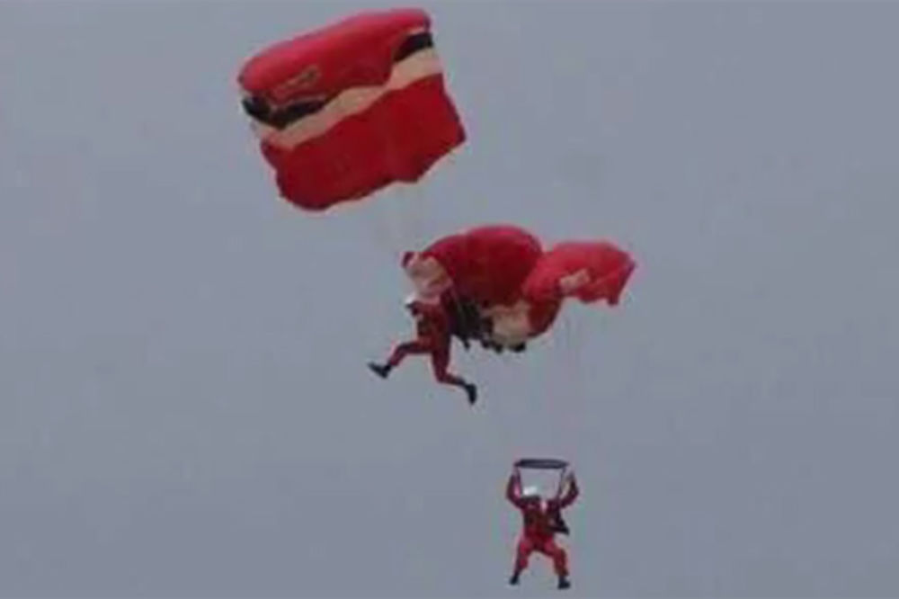 (VIDEO) TOTALNA PANIKA U VAZDUHU: Nije mu se otvorio padobran, u poslednji tren ulovio ga je kolega!