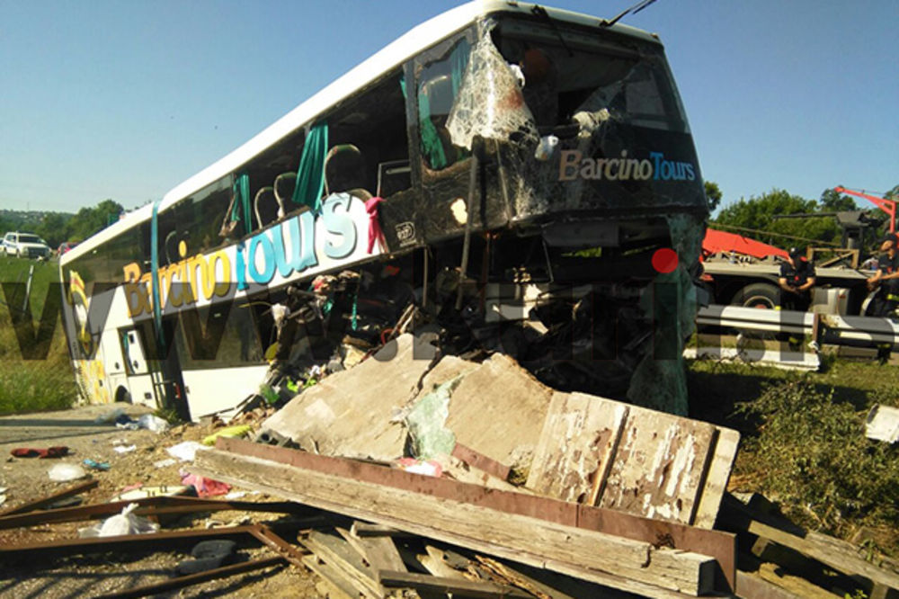 TRAGEDIJA KOD BUBANJ POTOKA: Prevrnuo se autobus, jedna žena poginula! Među povređenim 17 dece!