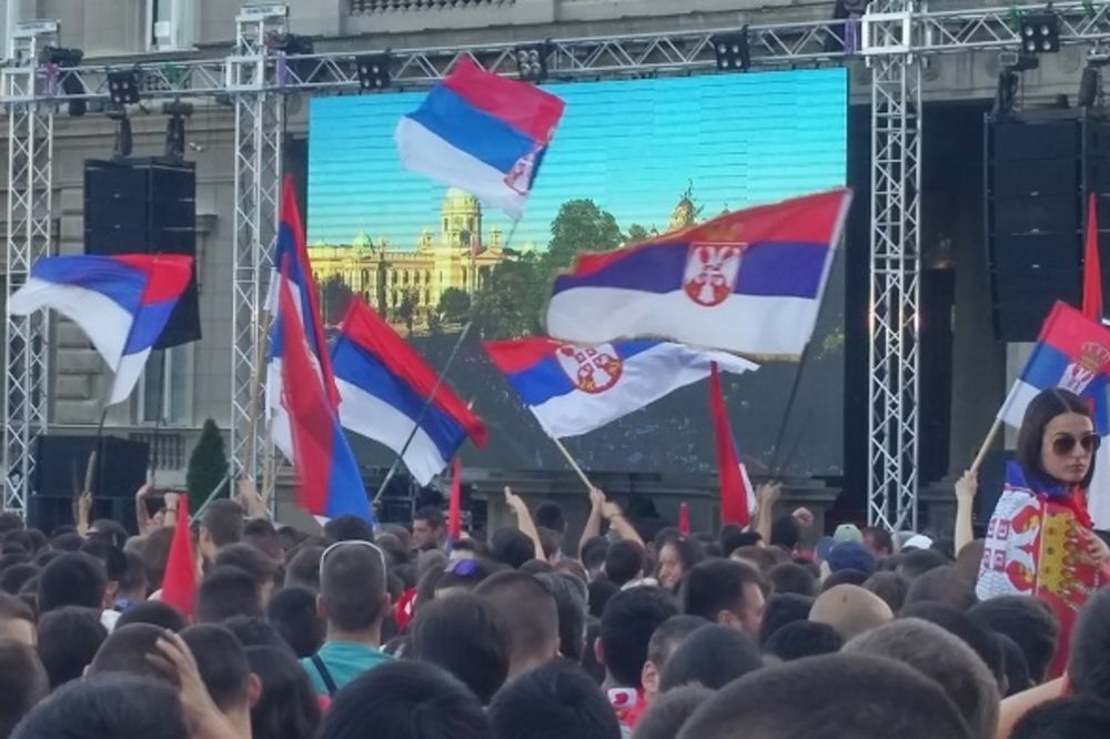 (VIDEO) NAVIJAČI NA DOČEKU ORLIĆA SKANDIRALI: Kosovo je srce Srbije!