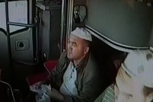 (VIDEO)  ŠOKANTAN SNIMAK: Vozač autobusa umro za volanom, suvozač spasao putnike!
