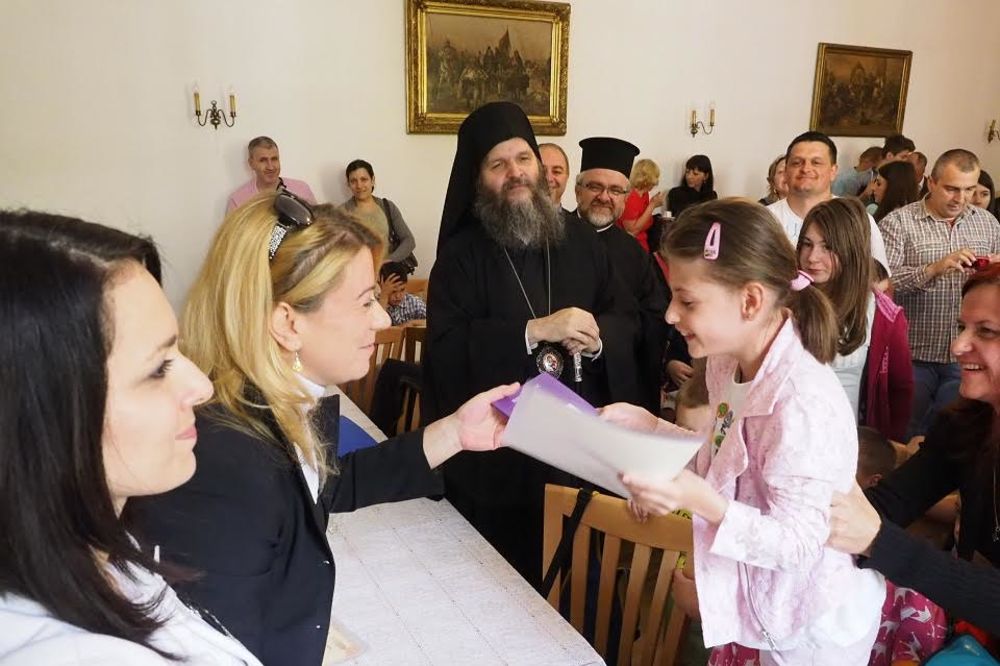 (FOTO) ČUVAJU SRPSTVO: Vladika Andrej delio svedočanstva đacima jedine srpske škole u Austriji